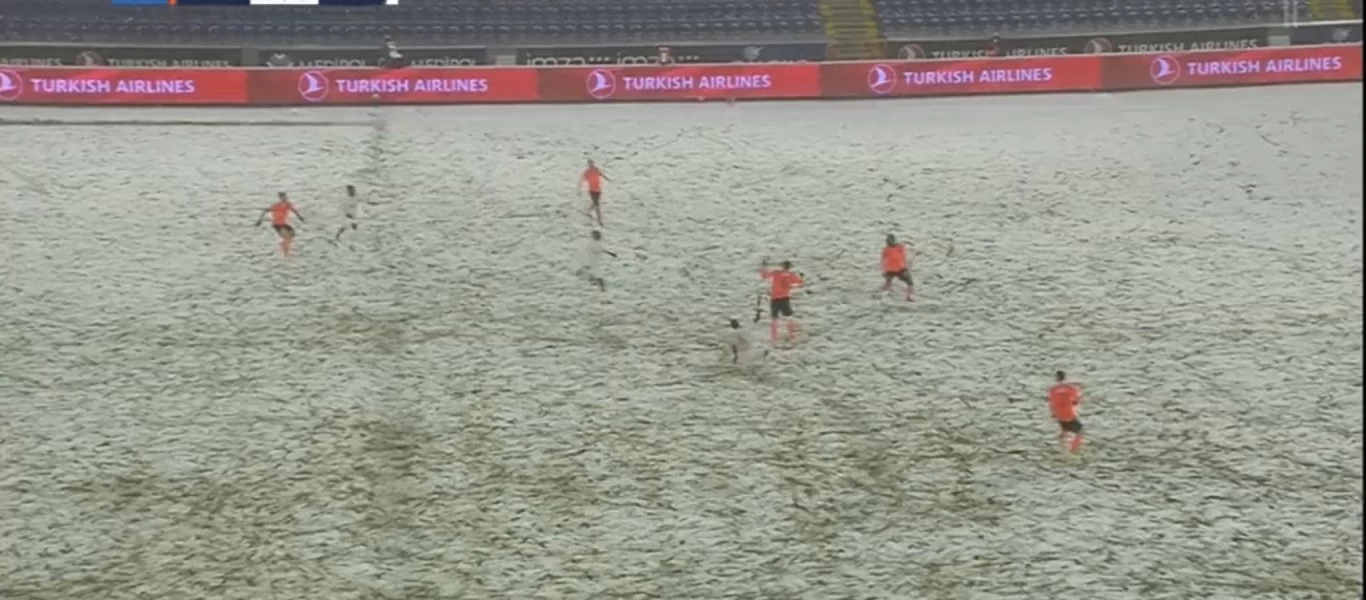 Σίβασπορ: Έπαιζε με λευκές εμφανίσεις σε χιονισμένο τερέν με αποτέλεσμα να μην φαίνονται οι παίκτες (φωτό)